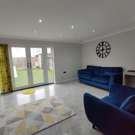 Elegant 3-Bedroom Home, Sleeps Up To 5 Guest. South Ockendon Bagian luar foto